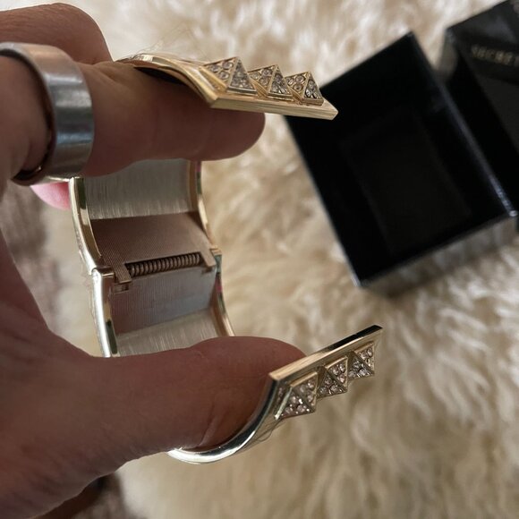 VICTORIAS SECRET 1.5" wide gold tone hinged cuff rhinestone bracelet/New in box - Picture 3 of 3